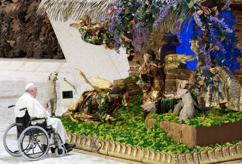 El Papa Francisco se sienta frente al pesebre durante una audiencia que concedió a los donantes del árbol de Navidad y el pesebre en la sala Pablo VI del Vaticano el 3 de diciembre de 2022. 