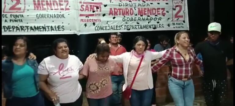 La diputada Marlene Ocampos, de anteojos, participando de una danza ancestral con los Maskoy en Puerto Casado.