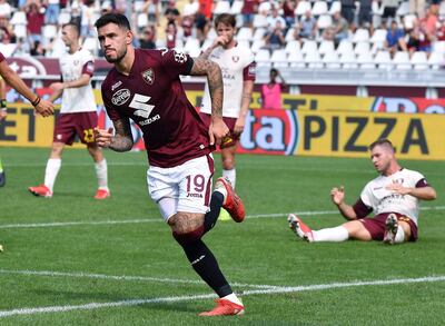 Antonio Sanabria festeja su gol, el primero para el Torino, que se impuso por 4-0 al Salernitana.