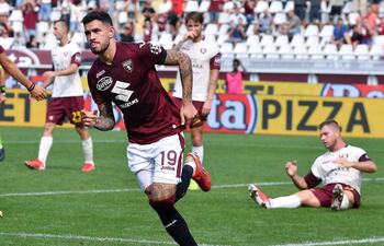 Antonio Sanabria festeja su gol, el primero para el Torino, que se impuso por 4-0 al Salernitana.