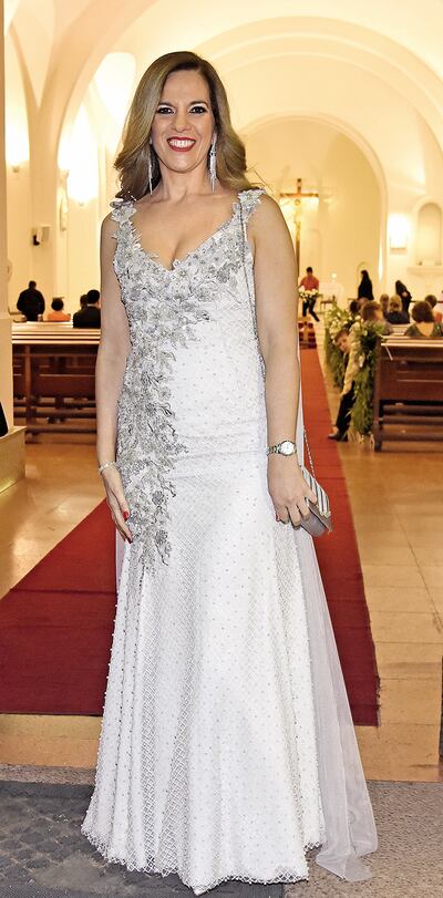 Silvia de Mora
Esplendorosa. Vistió de gala con riguroso bordado de  plata. Tul, perlas y apliques de pedrería adornan la propuesta de escote en V que complementó con pendientes y bolso de mano en juego.