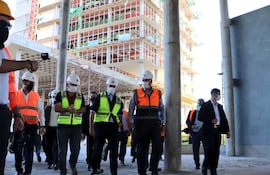 El presidente de la República, Mario Abdo Benítez, en su visita a la zona de obras en el Puerto de Asunción.
