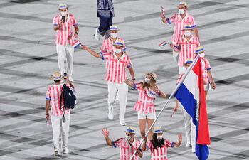 Verónica Cepede (d) fue la abanderada de la delegación paraguaya.