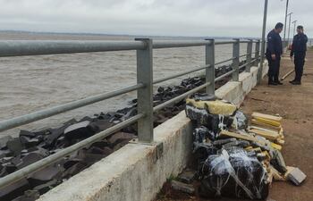 La droga tenía como destino la orilla argentina, y se presume que la embarcación en que era transportada zozobró, o fue arrojada al río por los traficantes para evitar ser detenidos con la evidencia.