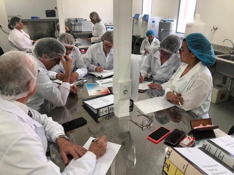 Visita de la misión técnica de Canadá al laboratorio del Senacsa