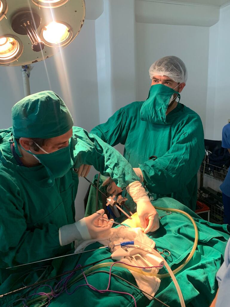 El cirujano Roberto Riveros junto a su par  Christiam Ríos, encabezó  la cirugía que fue realizada por primera vez en el país mediante la técnica toracoscópica