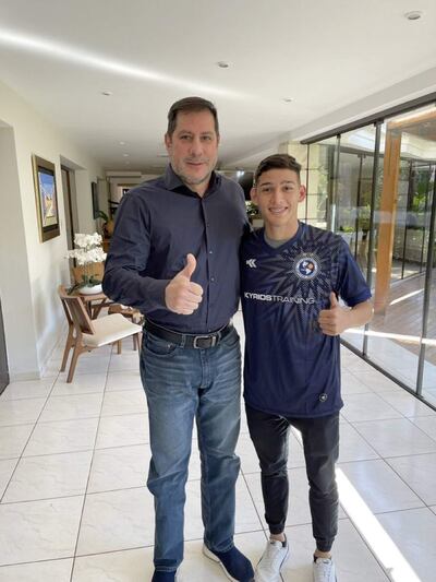 Miguel Ángel Figueredo, presidente de Sol de América, con Gustavo Verón (del Colón de Ñemby), el 18º fichaje danzarín.
