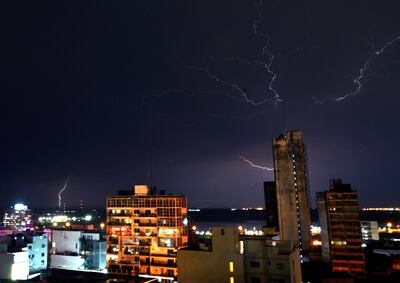 Truenos y relámpagos sobre la ciudad de Asunción.