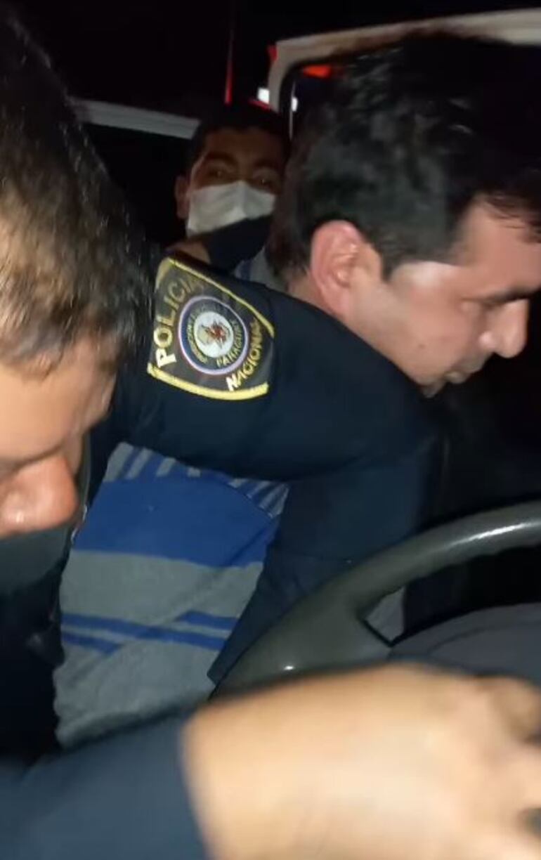 El comerciante Diosnel Villalba es forzado a bajar de su camioneta. 