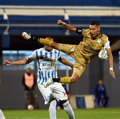 Peligrosa pierna de Fernández al aire en las narices de Da Silva.