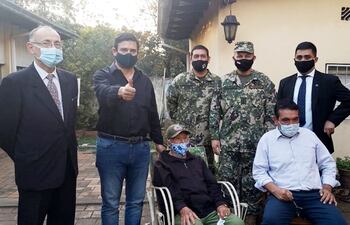 El excombatiente Alejandrino Grance (centro, sentado) junto con el senador Santa Cruz (camisa).