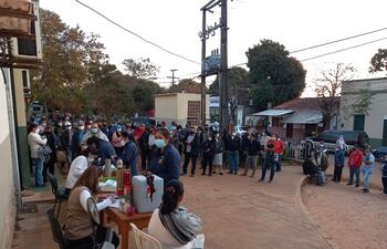 En Carapeguá gran afluencia de los inmunizados que se acercaron para recibir su segunda dosis de Moderna y Hayat Vax.