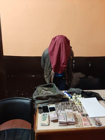 Francisco Ramón Caballero con las evidencias incautadas de su poder en la comisaría 15° de Paso Yobái.