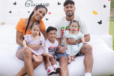 ¡Linda familia! Bruno Valdez y Magui Duarte con el cumpleañero Giuliano y las gemelas mellizas Renata María y Regina Guadalupe.
