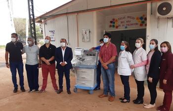 Presentación de la maquina de anestesia con autoridades municipales, tercera región sanitaria, y funcionarios del hospital de Piribebuy.