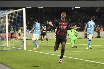 Rafael Leão celebra el primero de los dos goles que marcó ayer para el Milan ante Napoli.  El portugués suma diez tantos en la temporada en la Serie A.