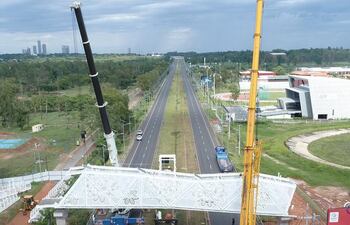 Durante el fin de semana cerraron la Autopista para el montaje del paso peatonal.