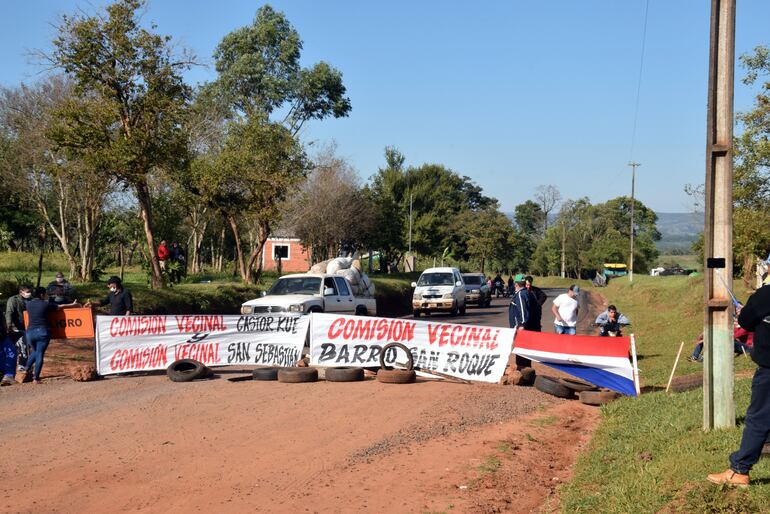 Cierre de ruta de parte de los pobladores del Barrio San Roque de Tavai