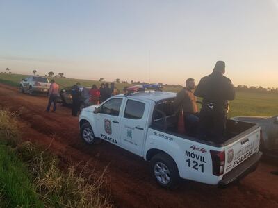 El detenido en la carrocería del móvil policial.