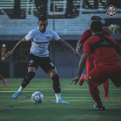 Derlis González con el balón, el "10" anotó el gol de Olimpia en el primer partido
