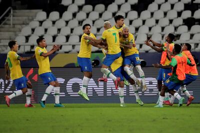 Jugadores de Brasil celebran tras anotar contra Colombia, durante un partido por el Grupo B de la Copa América en el Estadio Olímpico Nilton Santos de Río de Janeiro (Brasil).
