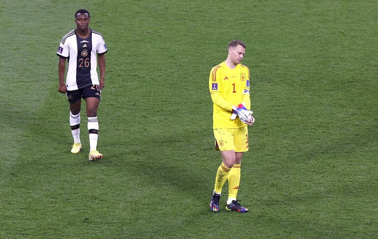 Doha (Qatar), 23/11/2022.- Goalkeeper Manuel Neuer (R) of Germany and teammate Youssoufa Moukoko walk off the pitch after the FIFA World Cup 2022 group E soccer match between Germany and Japan at Khalifa International Stadium in Doha, Qatar, 23 November 2022. (Mundial de Fútbol, Alemania, Japón, Catar) EFE/EPA/Rungroj Yongrit
