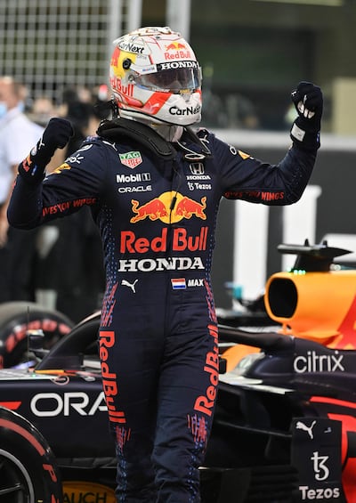 Con los puños en alto, Max Verstappen celebra la “pole”.
