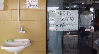 Cartel instalado en el acceso a un supermercado de San Juan Bautista, Misiones. El responsable de Epidemiología de esa Región Sanitaria insiste en que se deben seguir las medidas sanitarias.