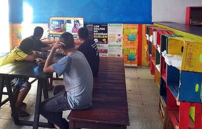 Los niños, niñas y adolescentes son recibidos con una buena alimentación. Reciben la atención de los profesionales y se les entrega ropa cómoda. Tienen espacios de recreación e integración.