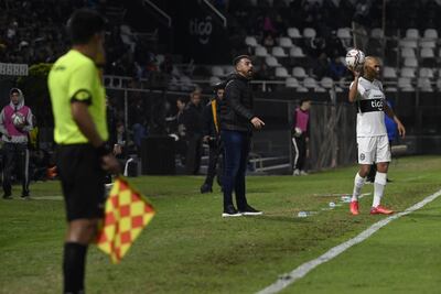 Julio César Cáceres (c), entrenador de Olimpia, durante el partido contra Sportivo Ameliano por la ronda cinco del torneo Clausura 2022 del fútbol paraguayo.