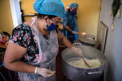 Voluntarios preparan el almuerzo en una cocina de La Pintana un barrio de Santiago de Chile, en plena pandemia de coronavirus.