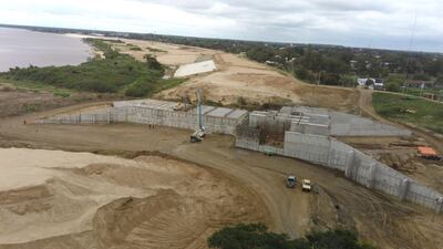 Construcción de la estación central de bombeo a orillas del río Paraguay.