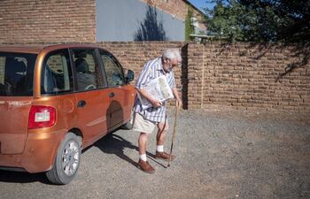 Con una toalla en el regazo para protegerse de las quemaduras solares, un termo de café y algunos huevos duros, Frans Hugo, un periodista de 90 años, emprende su recorrido semanal de 1.200 kilómetros por el desierto sudafricano del Karoo para repartir sus periódicos.