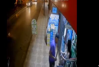 El asalto quedó registrado en el circuito cerrado de un local comercial.