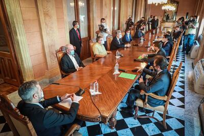 El presidente de la República, Mario Abdo, durante una reunión hoy en Palacio de López con la cúpula empresarial y de la producción.