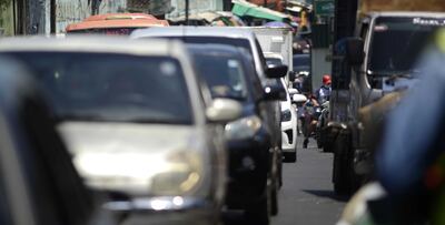 Un caótico y lento tránsito se registró ayer en la avenida Pettirossi, en inmediaciones del Mercado 4, en donde la gente realizó compras de Navidad.