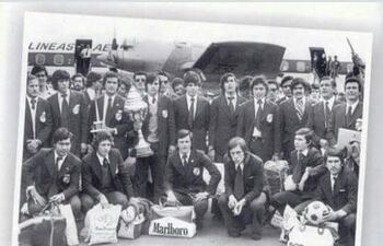 Foto tomada al arribo de la selección nacional de fútbol universitario tras la obtención de vicecampeonato Mundial de Fútbol Universitario en Uruguay.