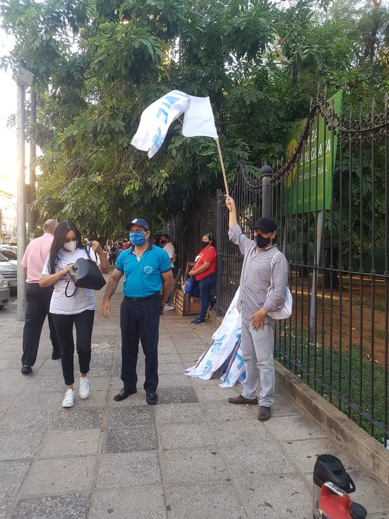 Docentes se movilizan en las calles