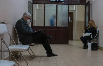 Recuerdan que un solo familiar debe acompañar al paciente evitando hacerlo en grupos que solo contribuyen a aumentar los contagios.