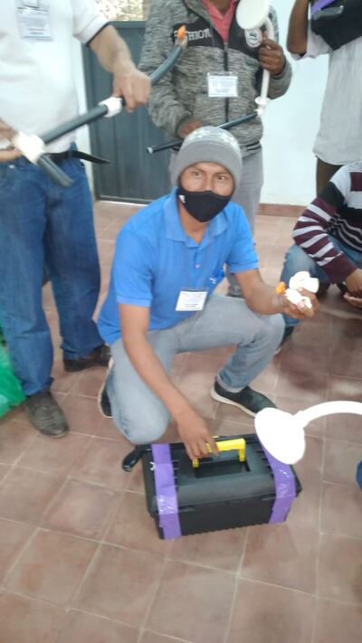 Participantes del curso recibieron kits básicos de plomería, el curso incluyó a hombres y mujeres.