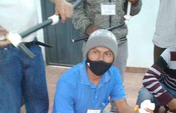 Participantes del curso recibieron kits básicos de plomería, el curso incluyó a hombres y mujeres.