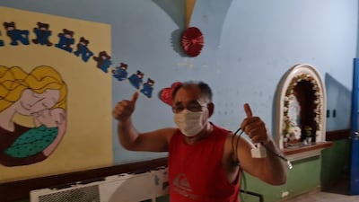 Don Joel Oviedo, tiempo atrás celebrando el alta de su hermano. Hoy, estando él internado, debe lamentar la muerte de su madre.