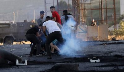 Manifestantes palestinos durante los enfrentamientos con las tropas israelíes en el puesto de control de Huwwara, cerca de la ciudad cisjordana de Naplusa, este 15 de mayo. Estallaron enfrentamientos por el desalojo forzoso de seis familias palestinas de sus hogares en el barrio de Sheikh Jarrah en favor de familias judías que afirmaron que usaban vivir en las casas antes de huir en la guerra de 1948 que condujo a la creación de Israel.