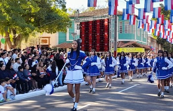 Miles de alumnos participaron del tradicional desfile civico estudiantil en homenaje a la Patria en la ciudad de Pilar.