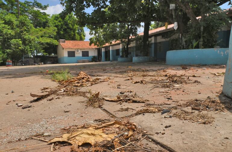 El intendente de Lambaré, Rosa Agustín "Guido" González, admitió que todo hay por hacer en las escuelas de su municipio. Lamentó falta de recursos.