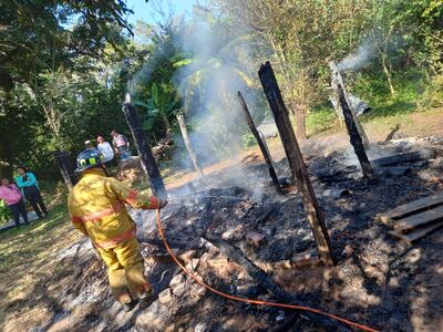 Parte de la vivienda quedó hecha cenizas.