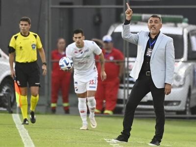 Pedro Sarabia (d), entrenador de Nacional, durante el partido contra Sporting Cristal por la ida de la Fase 2 de la Copa Libertadores en el Defensores del Chaco de Asunción.