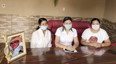 Ermelinda Agüero (i), esposa del secuestrado Félix Urbieta, junto a sus hijas   Liliana y Norma Urbieta, durante la rueda de prensa.