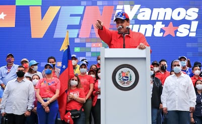 Nicolás Maduro (c) se dirige a sus seguidores durante el cierre de campaña de los comicios legislativos de mañana. AFP