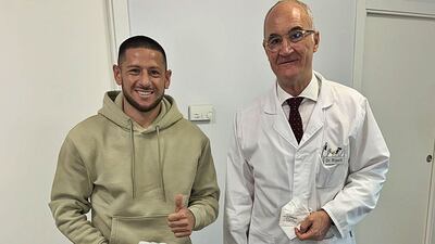 Carlos Acuña (i) sufrió una grave lesión en España